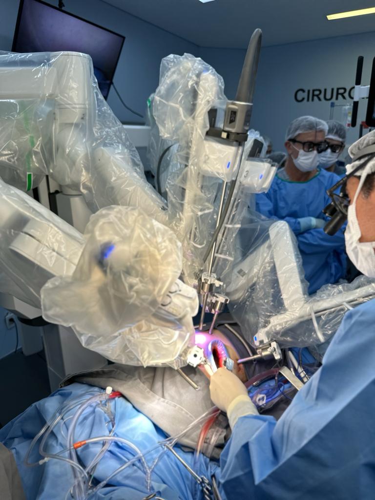 Cirurgia robótica em procedimento